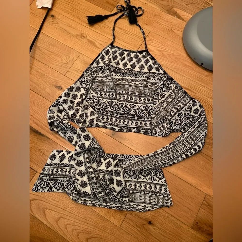 Flying tomato EUC black/white patterned halter wrap style crop top Size Large